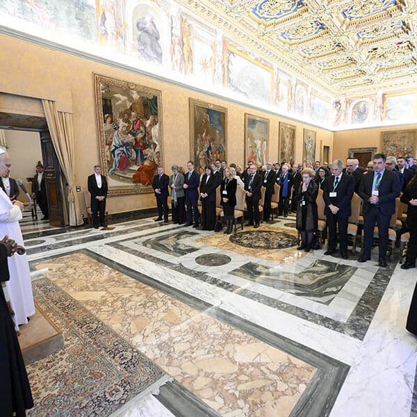 Don’t be passive consumers of AI content, pope says