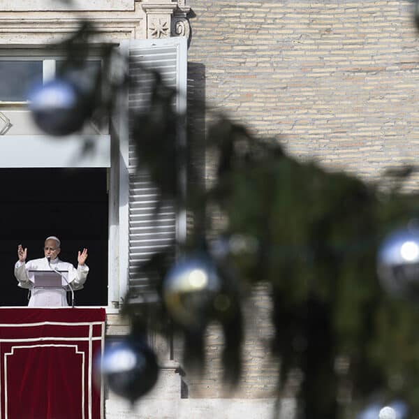 Pray for peace in front of the Nativity scene, pope asks children