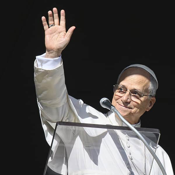 Families fostering Gospel values provide hope in dark world, pope says