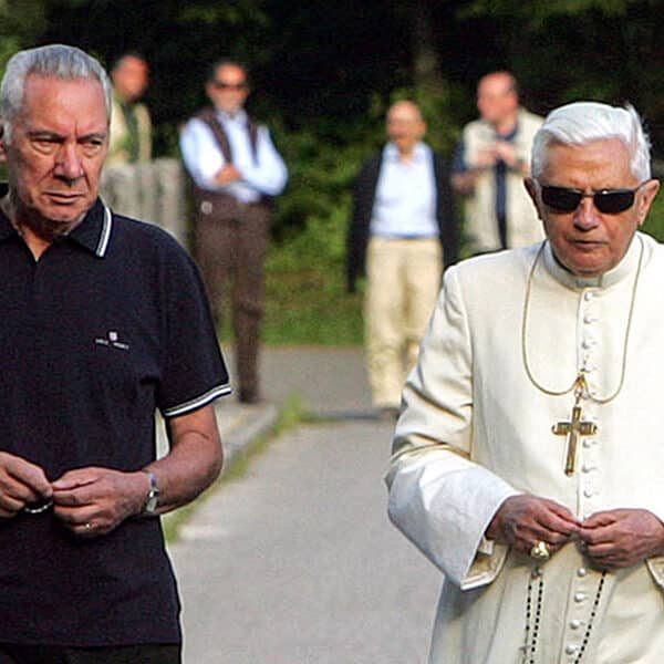 A silent life behind three popes: Farewell to Angelo Gugel, the iconic papal butler