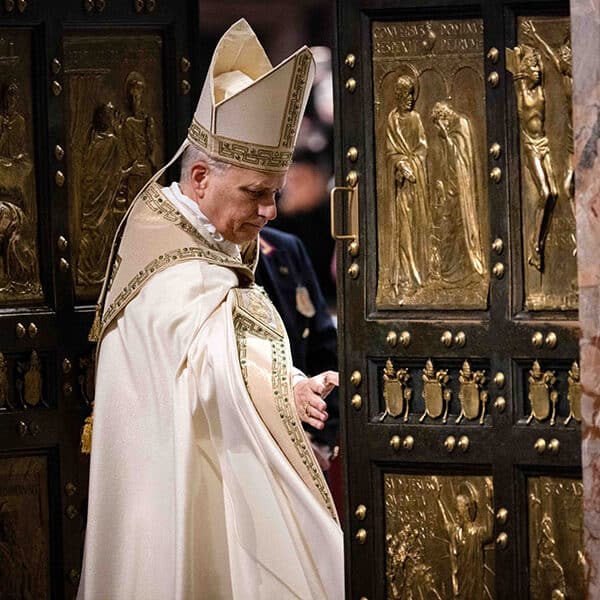 Christians must resist allure of power, serve humanity, pope says at end of Holy Year