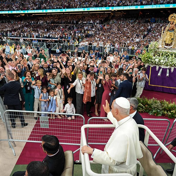 Pope helps celebrate joy of being human, seeking truth, embracing wounds