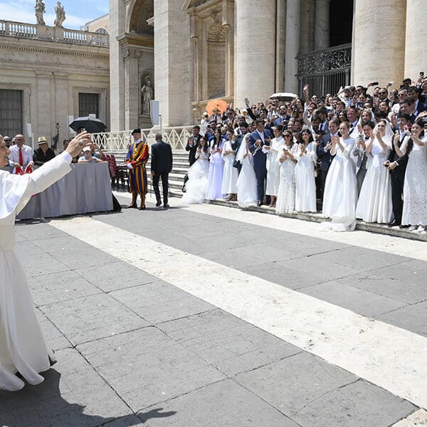 Eucharist transforms believers into Christ’s body and counters division, pope says